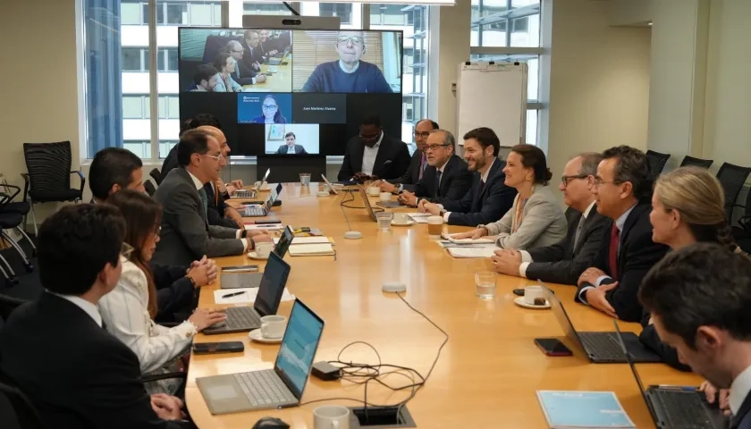 El vicepresidente electo, José Manuel Restrepo en la reunión con el Grupo Banco Mundial. 