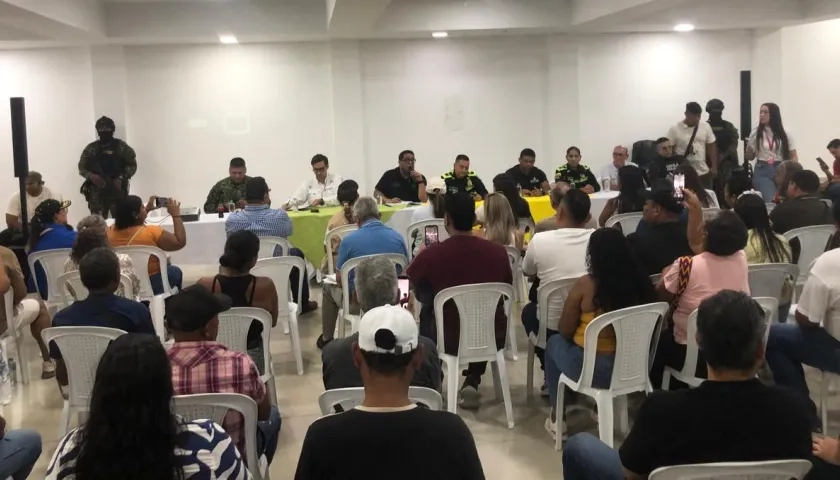 Reunión de autoridades de Puerto Colombia con líderes comunales.