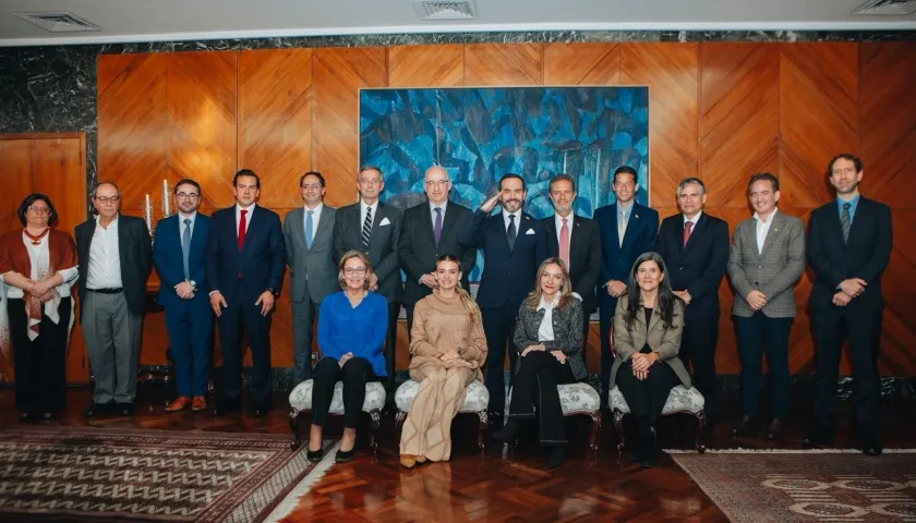 Reunión entre Abelardo De La EspriellaReunión entre Abelardo De La Espriella, su equipo y la junta directiva del Banco de la República., su equipo y la junta directiva del Banco de la República