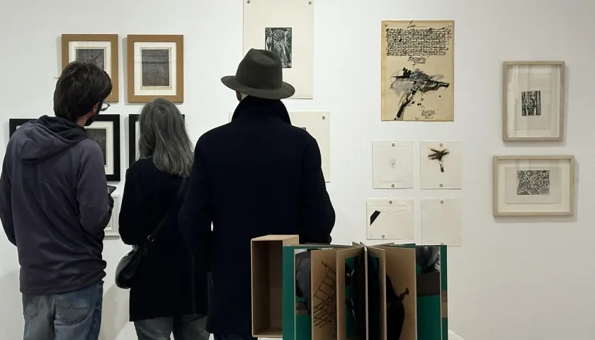 La exposición y subasta se llama 'Grabados y Múltiples'.