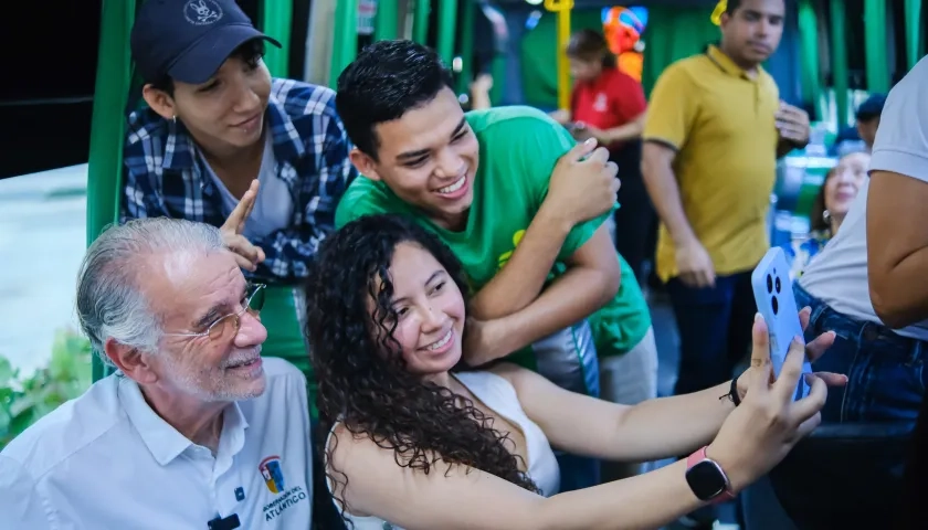 El gobernador del Atlántico, Eduardo Verano, con jóvenes beneficiarios del programa