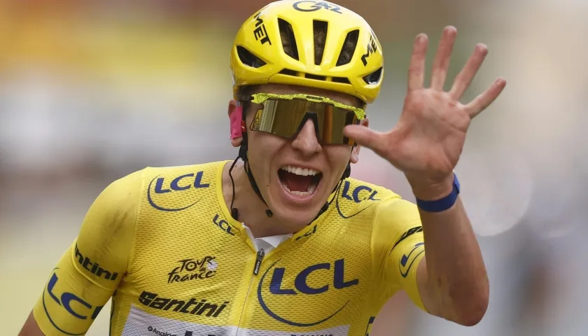 Tadej Pogacar celebra la conquista de su quinto título del Tour de Francia