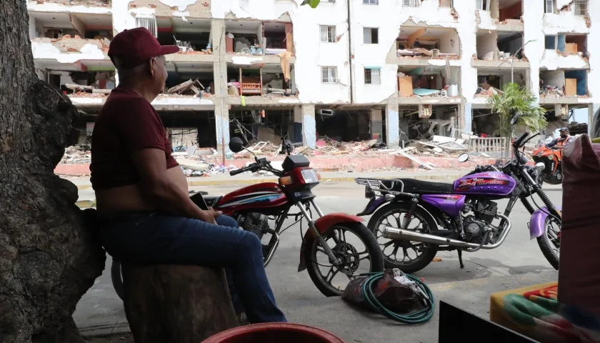 Una persona observa unos edificios destruidos por los terremotos del pasado 24 de junio. 