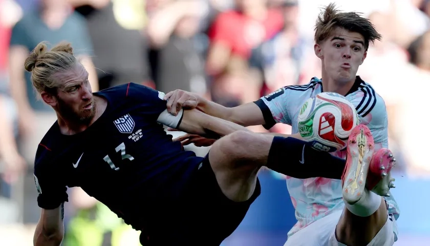 Tim Ream (i) de Estados Unidos, y Charles De Ketelaere, de Bélgica, en acción 