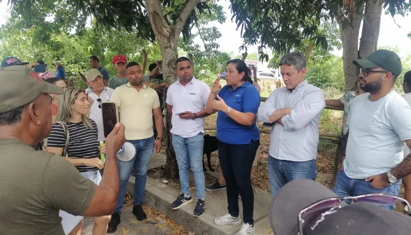 Reunión sostenida entre funcionarios de Triple A y la comunidad. 