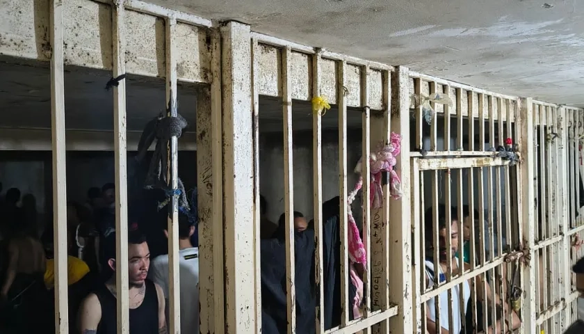 Detenidos al interior de la UCJ. 