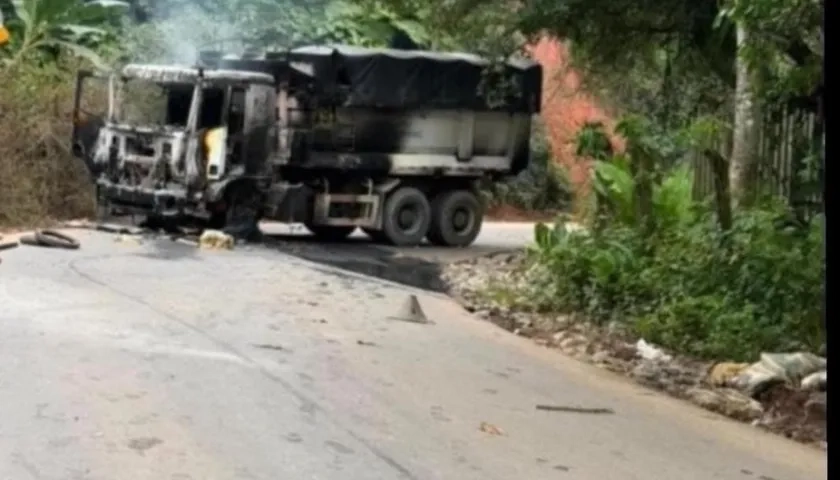 Un camión quemado en medio de la asonada