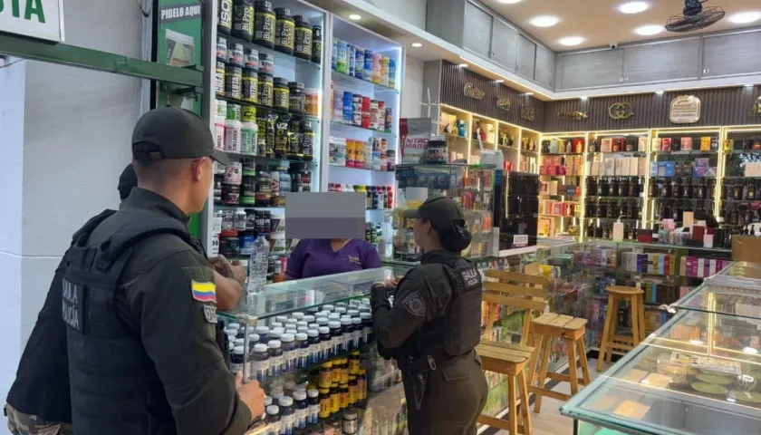 Unidades del Gaula en una campaña contra la extorsión en el comercio