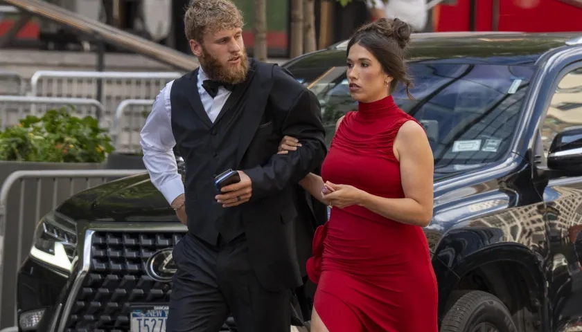 El jugador de fútbol americano Cooper Kupp y su esposa Anna Marie Kupp llegan al matrimonio. 
