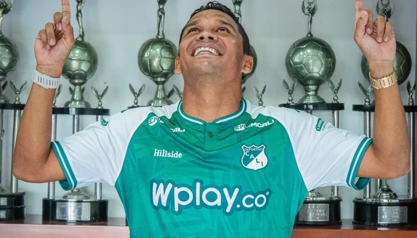 Carlos Bacca con la camiseta de su nuevo equipo. 