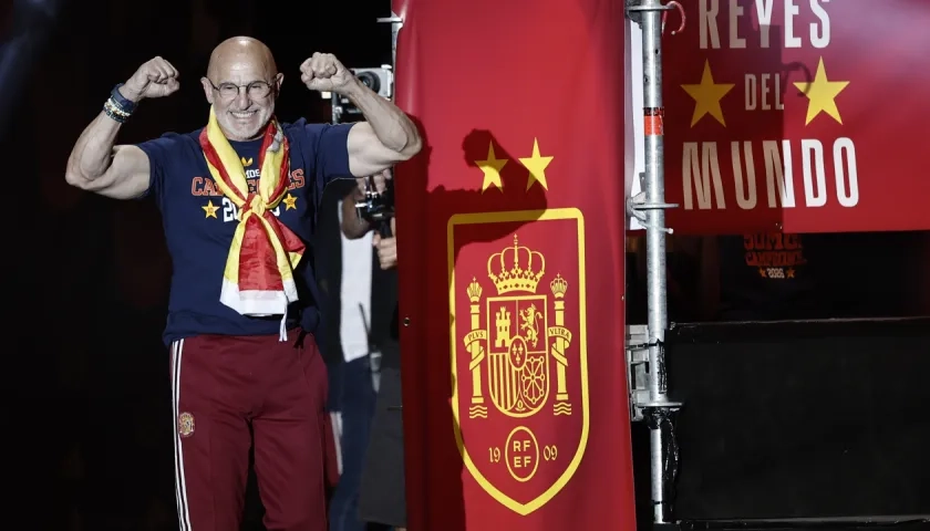 Luis De la Fuente celebrando el título de España en la plaza de Cibeles.