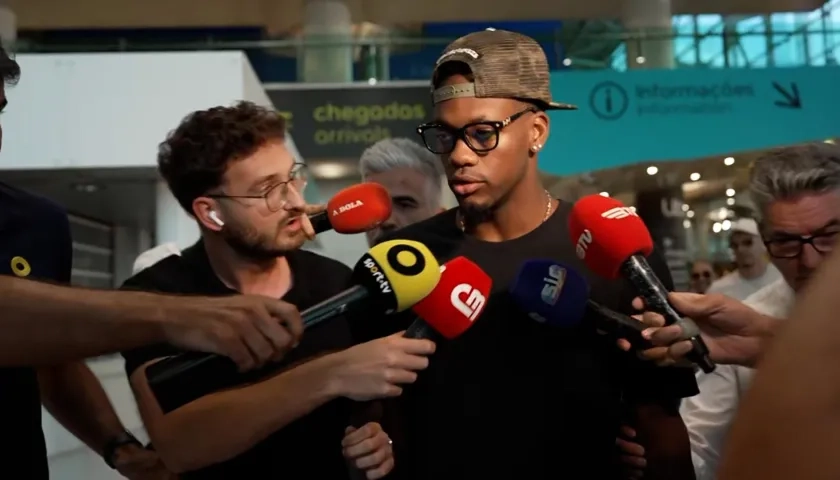 John Jáder Durán abordado por los periodistas en el aeropuerto Humberto Delgado.