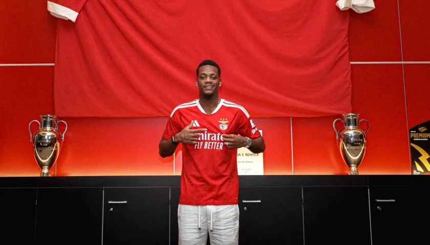 Jhon Jáder Durán en la sala de trofeos de su nuevo club.