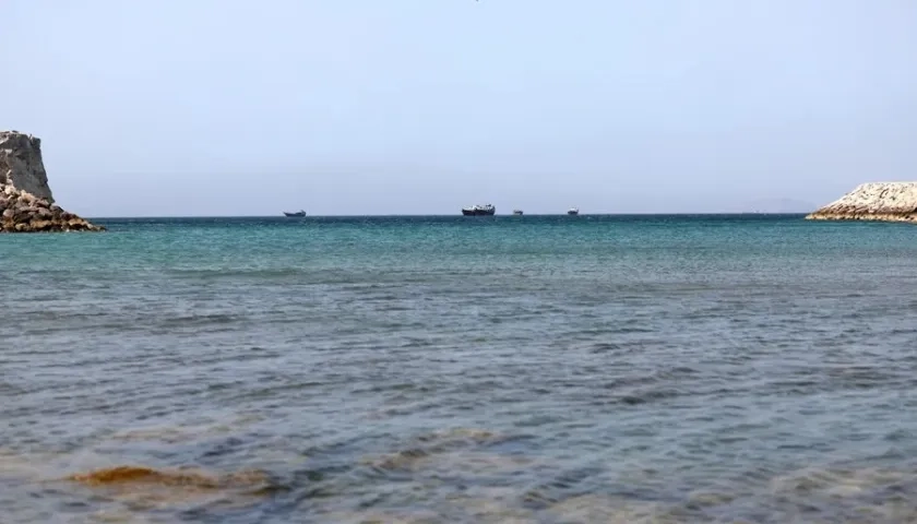 Algunos barcos transitando por el estrecho de Ormuz.