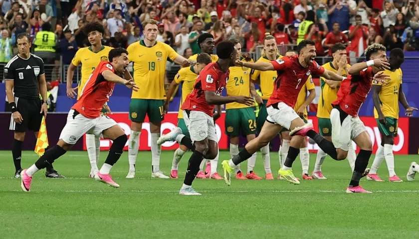 Jugadores de Egipto festejan tras imponerse en la tanda de penales, 
