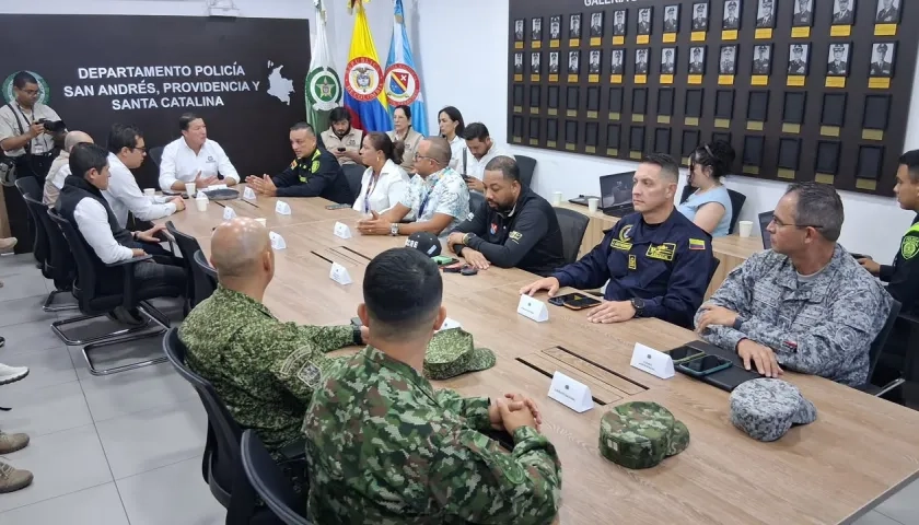 Puesto de Mando Unificado con las autoridades para vigilar elecciones atípicas en San Andrés. 