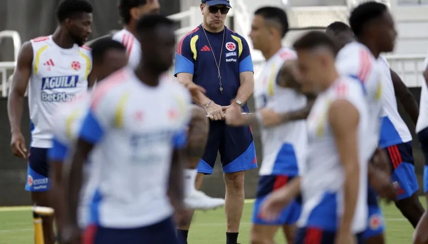 Néstor Lorenzo durante el entrenamiento de Colombia este miércoles en la sede del Inter Miami en Fort Lauderdale.