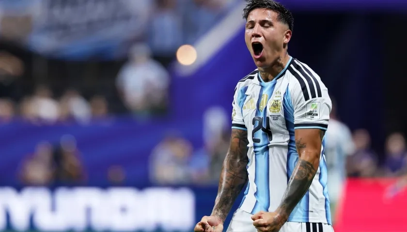 Enzo Fernández celebra tras marcar el gol de la victoria de Argentina. 