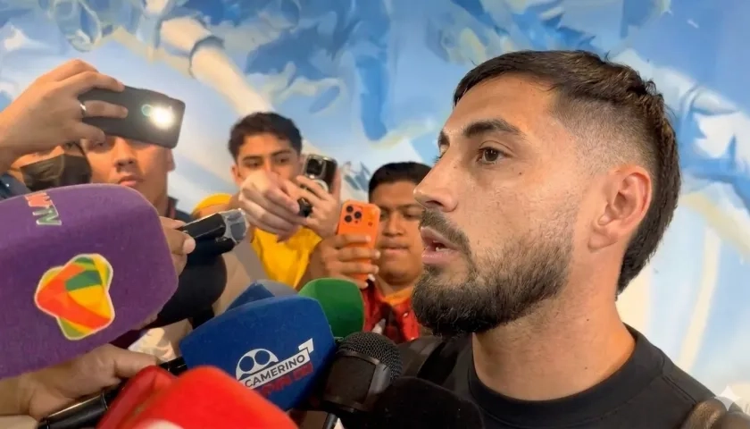 El delantero argentino Francisco Fydriszewski atendió a los medios a su llegada a Barranquilla.