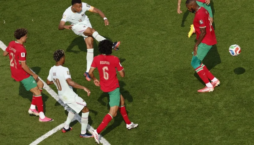 El remate de Kylian Mbappé que significó el primer gol de Francia.