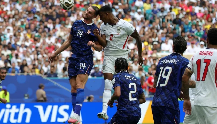 Ezri Konsa marca de cabeza el segundo gol de Inglaterra ante Francia. 