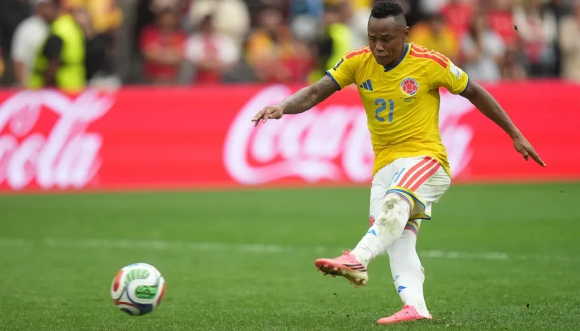 Jáminton Campaz durante el partido de Colombia contra Suiza.