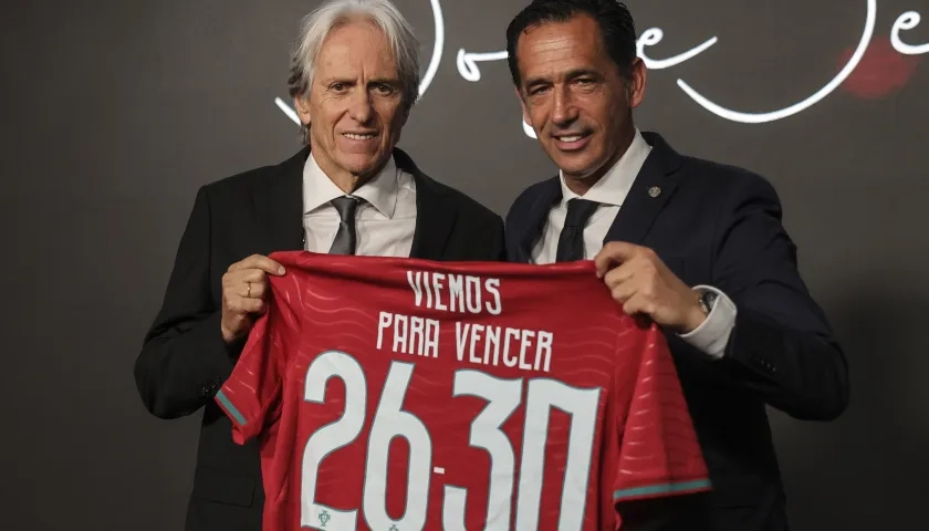 Jorge Jesus acompañado de Pedro Proenca, presidente de la Federación Portuguesa de Fútbol. 