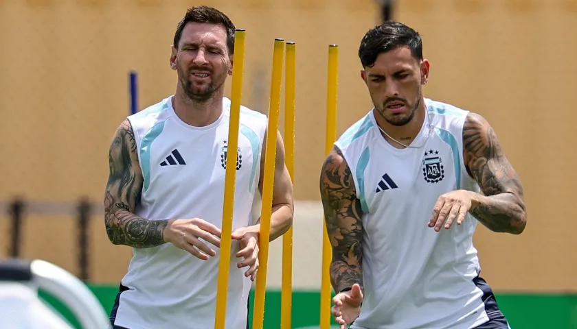 Lionel Messi y Leandro Paredes durante un entrenamiento de Argentina.
