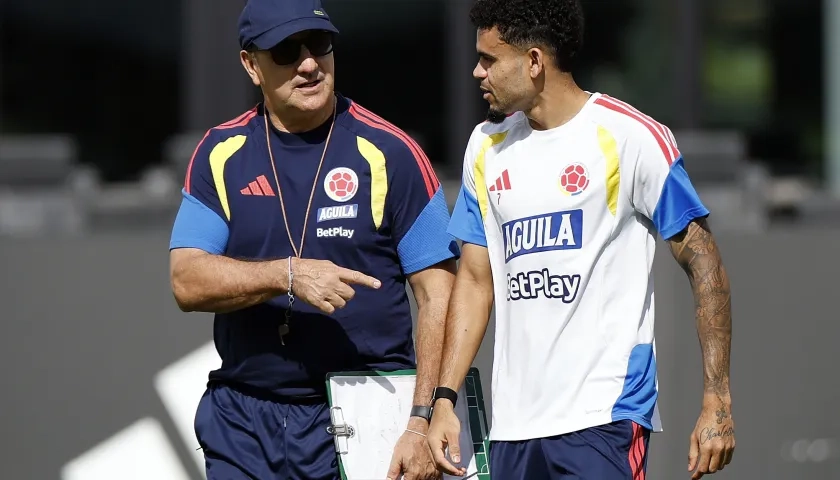 Néstor Lorenzo, técnico de Colombia, con el guajiro Luis Díaz. 