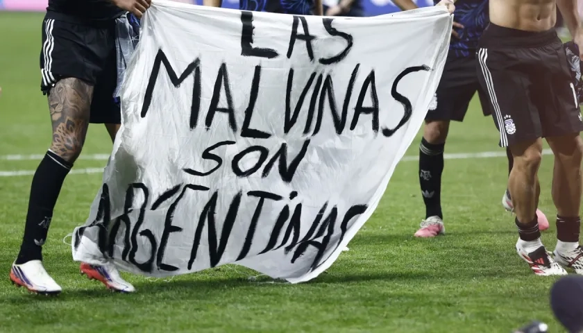El cartel que sacaron los jugadores de Argentina al final del partido.