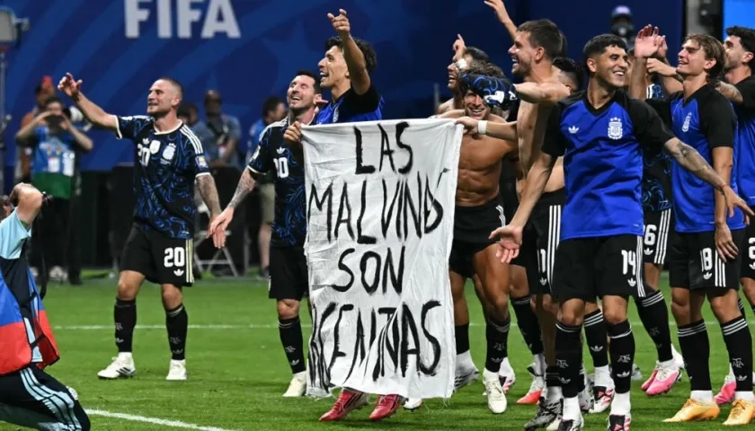 La pancarta que exhibieron los jugadores argentinos tras el partido contra Inglaterra.