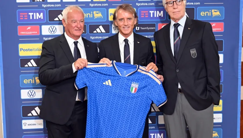 Roberto Mancini (centro), acompañado de Claudio Ranieri y Giovanni Malagò, presidente de la FIGC.
