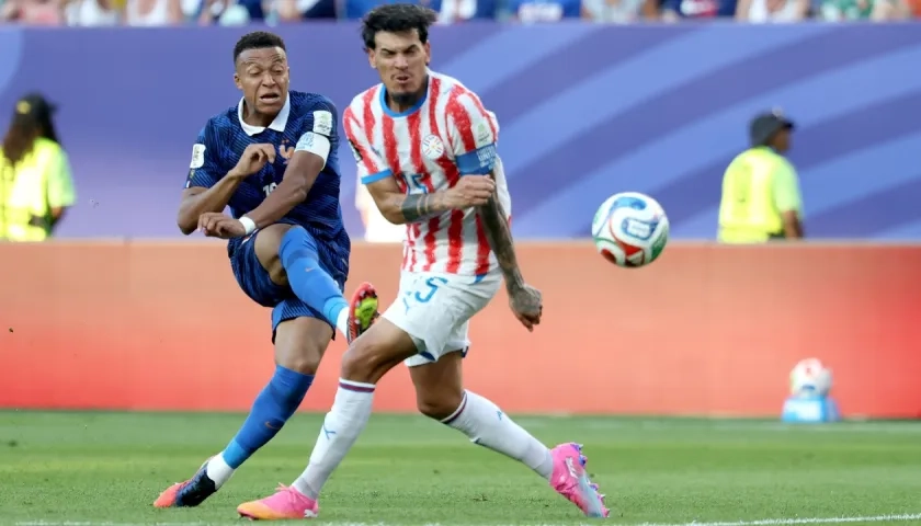 Kylian Mbappé en un remate a la portería de Paraguay.