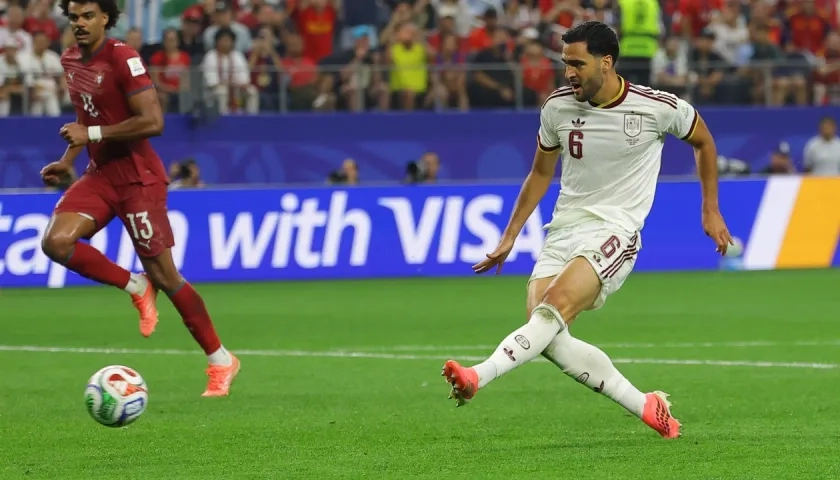 El remate de Mikel Merino que terminó en gol para España.