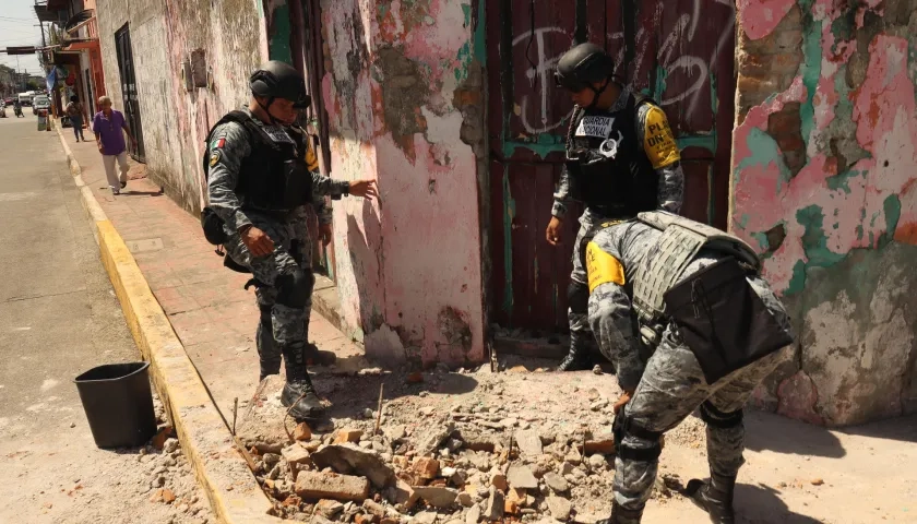 Integrantes de la Guardia Nacional de México remueven escombros provocados por el sismo de 7.4 registrado este viernes.