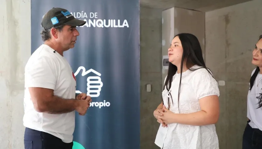 Alcalde Char con una de las beneficiarias de 'Mi Techo Propio'. 