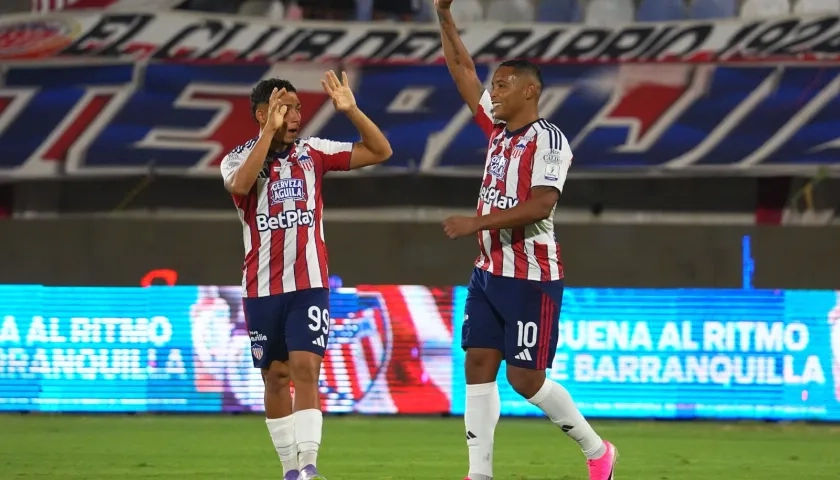 Muriel festeja con Fabián Correa el primer gol del Junior.