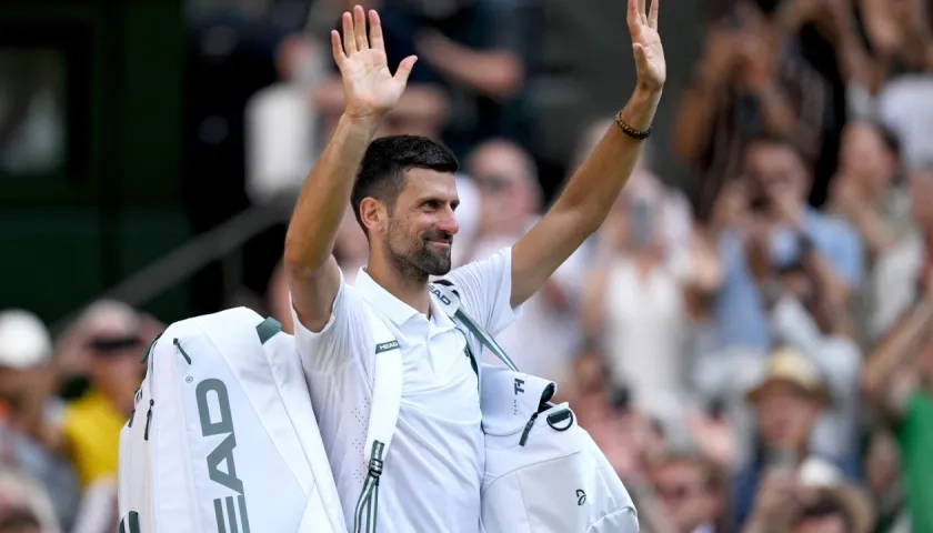 Novak Djokovic se despide del público tras quedar eliminado ante Jannik Sinner.
