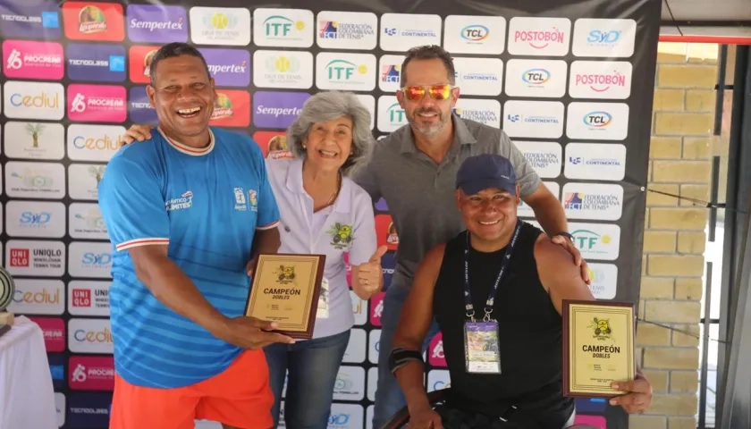 El atlanticense Eliécer Oquendo en la premiación con el peruano Ysabelino Apaza. 