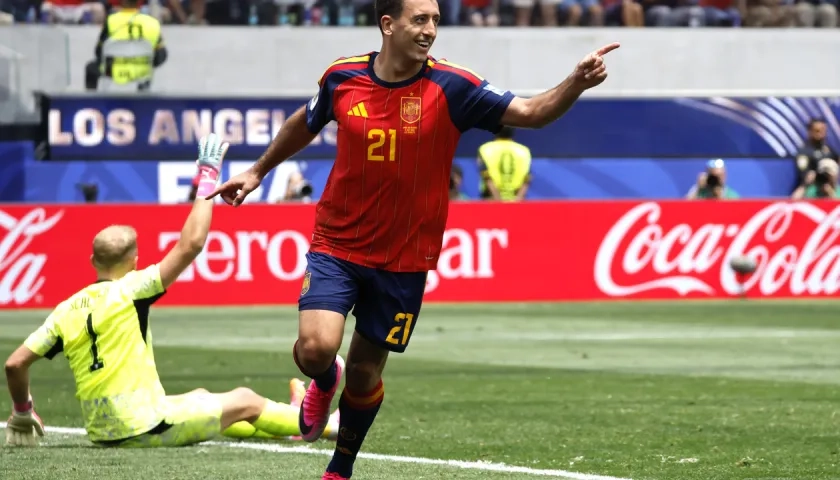 Mikel Oyarzabal inicia su festejo tras marcar el tercer gol de España. 
