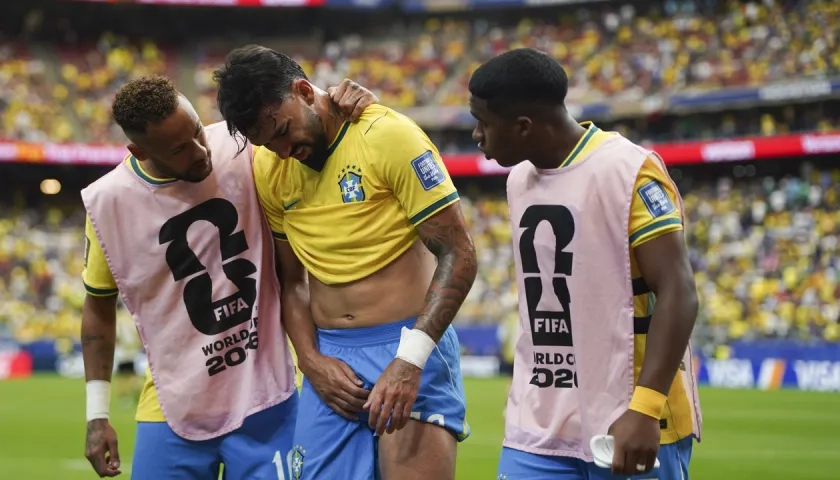 Lucas Paquetá saliendo de la cancha en el partido contra Japón. 