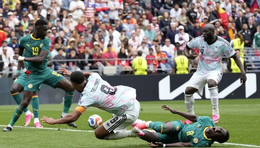 La pena máxima cometida por Lamine Camara a Youri Tielemans sobre el final del segundo tiempo suplementario.