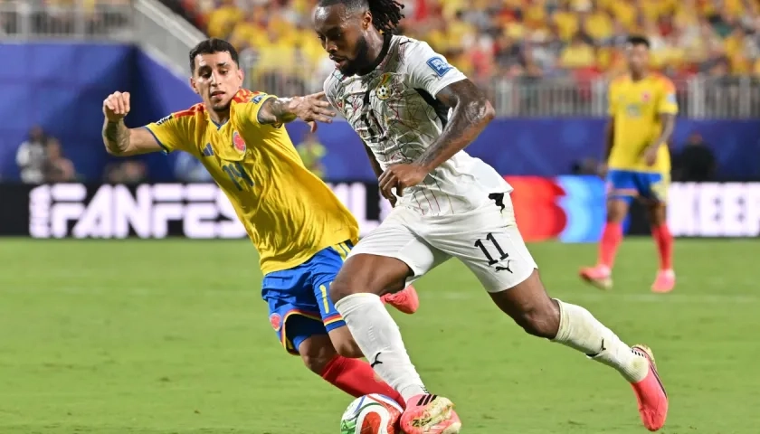 Gustavo Puerta trata de evitar la escapada del ghanés Antoine Semenyo.
