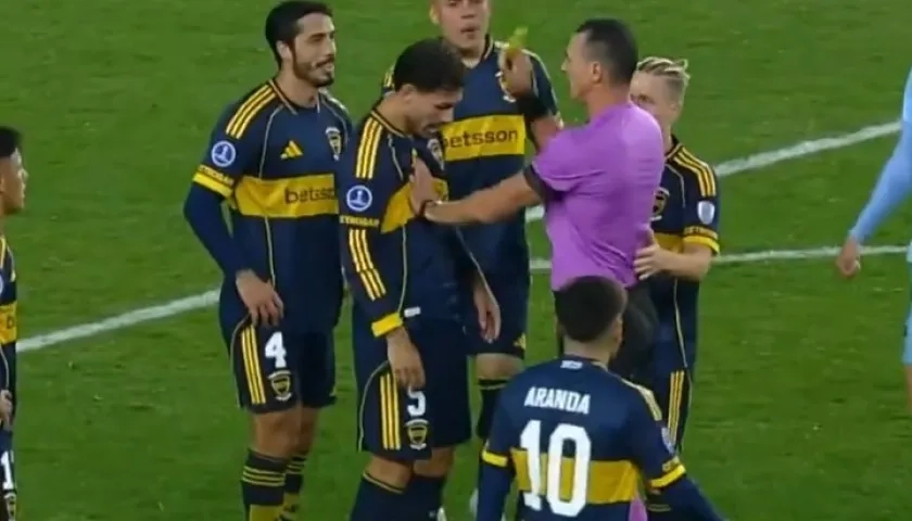 Momento en que Wílmar Roldán le muestra la tarjeta amarilla a Leandro Paredes.