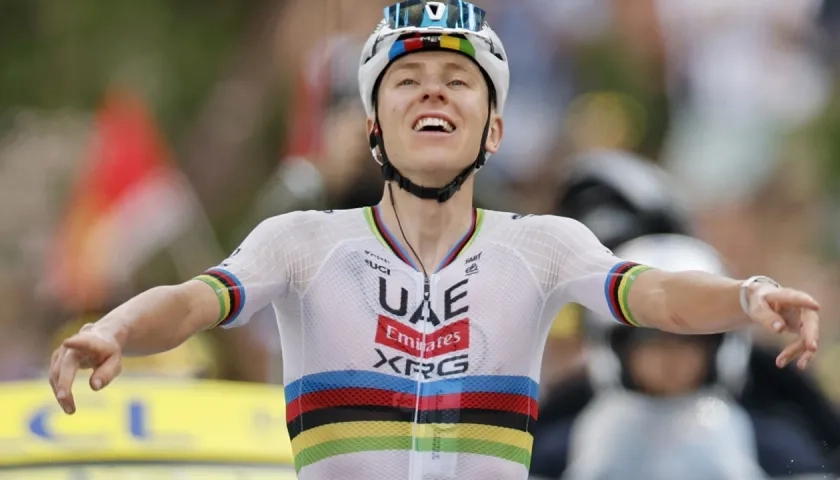 Tadej Pogacar cruza la meta como ganador de la sexta etapa del Tour de Francia. 