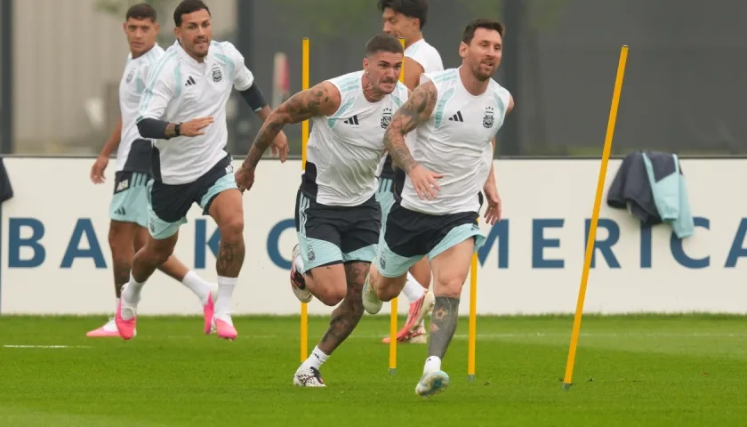 Leandro Paredes, Rodrigo De Paul y Lionel Messi, jugadores de la selección Argentina. 