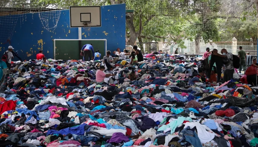 Personas seleccionan ropa en La Guaira, en Venezuela. 