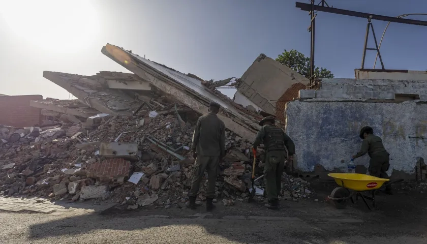 Miembros del Ejercito de Venezuela recogen escombros en zona del desastre. 
