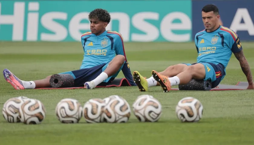 Lamine Yamal y Pedro Porro durante el entrenamiento de España este jueves.