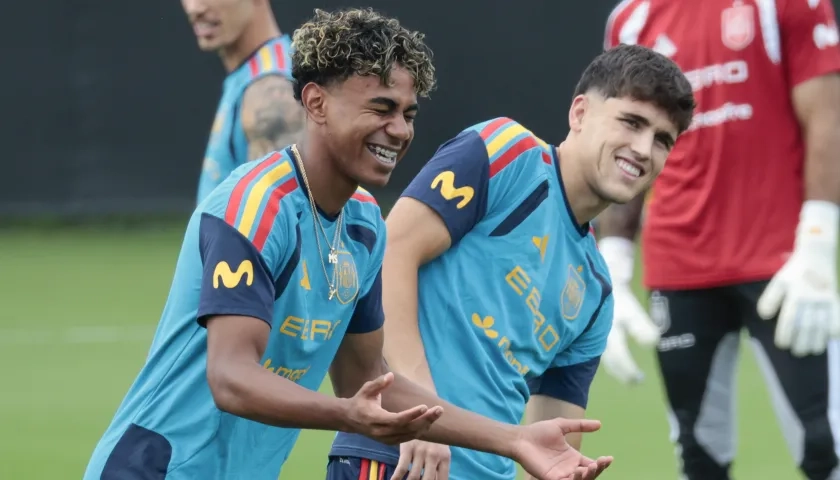 Lamine Yamal y Pau Cubarsí, jugadores de la selección española. 
